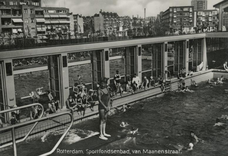 NL-RtSA_4029_PBK-7777. Interieur van het Sportfondsenbad Rotterdam-Noord met geopend dak en buitenzwembad in 1936