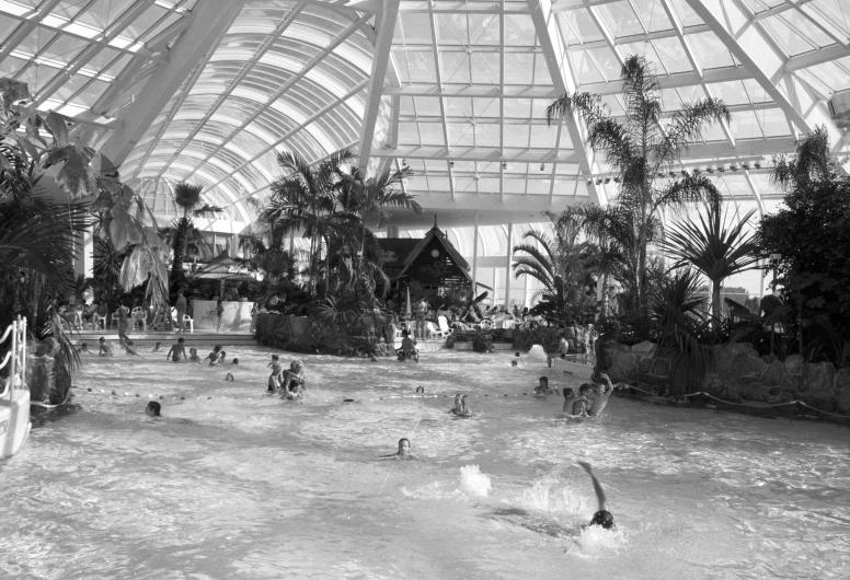 NL-RtSA_4100_1988-2108. Fotocollectie Algemeen. Het golfslagbad van Tropicana in 1988