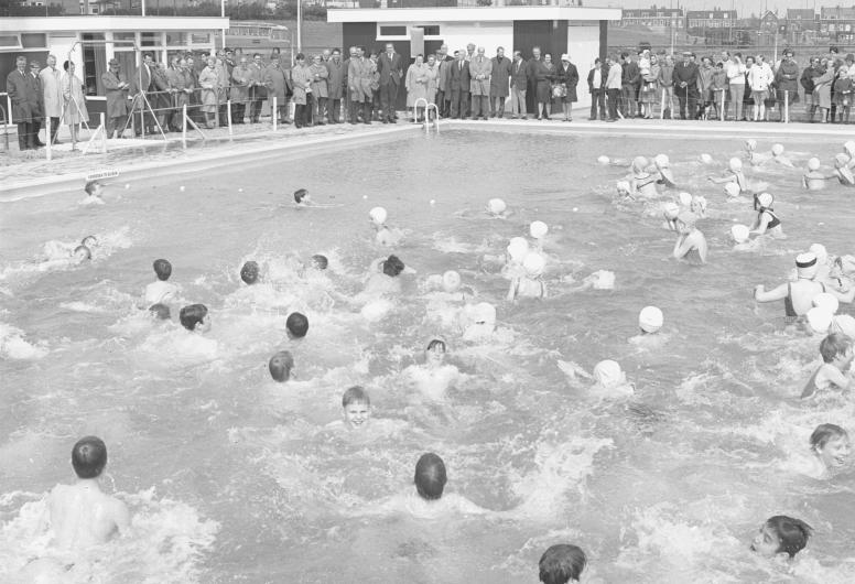 Opening van het nieuwe instructiebad aan de Dwarsdijk in IJsselmonde. 1968