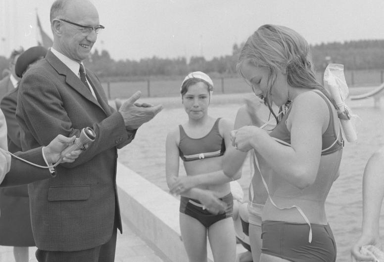 NL-RtSA_4121_11643-2. Collectie Groeneveld. Wethouder Langerak applaudisseert voor enkele schoolkinderen die zojuist het nieuwe bad zwemmend hebben geopend. 23 mei 1969.