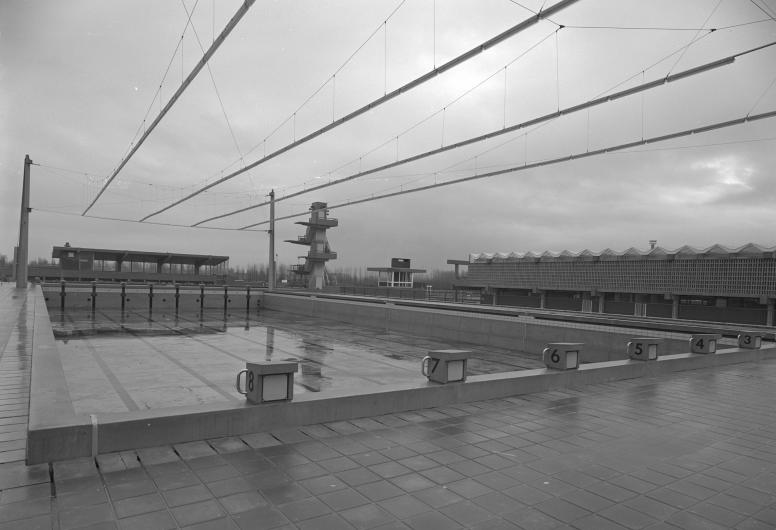 Het wedstrijdbad van zwembad De Plompert in aanbouw. Op de achtergrond de duiktoren. 1969.