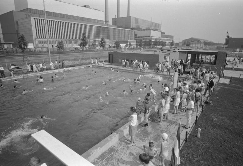 Zwembad Heijplaat met op de achtergrond de GEB-centrale. 1970