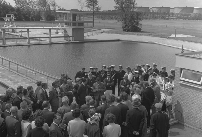Heropening zwembad Pernis na modernisering. 1965
