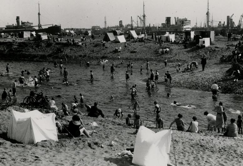 Het strandje bij pier 1 aan de Waalhaven.