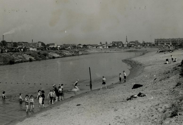 Waalhaven strand bij Pier 1.