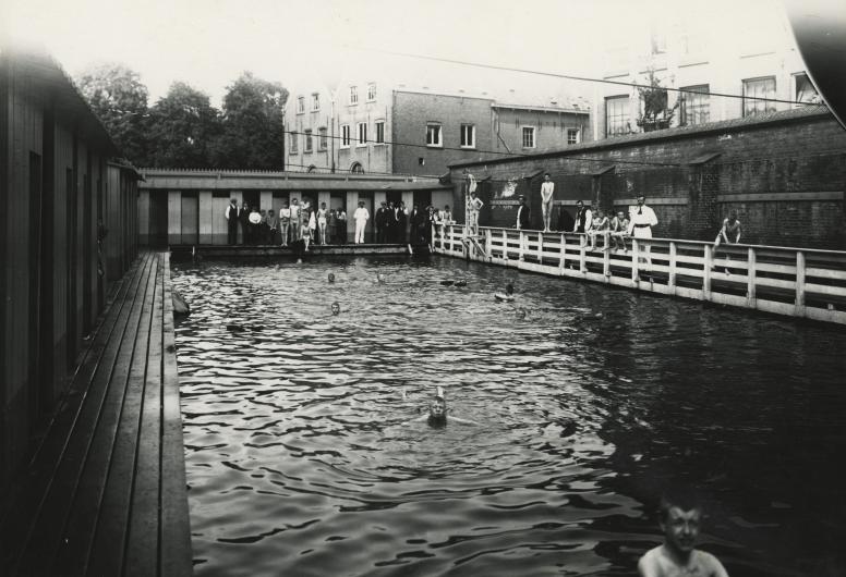 Zwembad van de Gemeentelijke Zweminrichting, aan de Baan. Ca, 1900