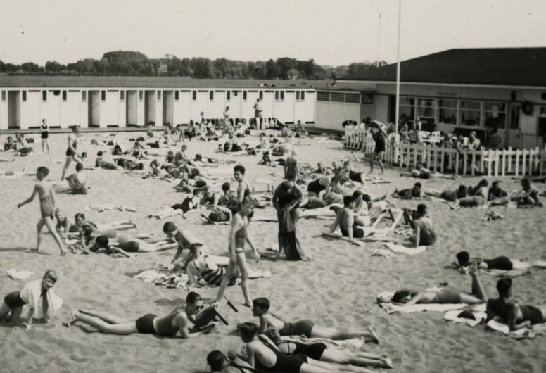 NL-RtSA_4202_XXIII-156-01-1. Collectie Topografie. Zonnende mensen bij Kralings Zwembad, ca. 1938.