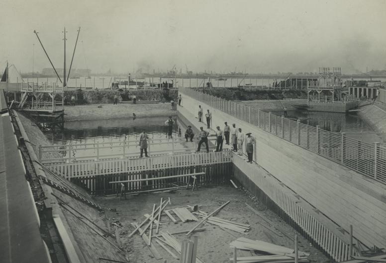 De bouw van een zwembad in de Koushaven. Op de achtergrond de Nieuwe Maas, 26-7-1912