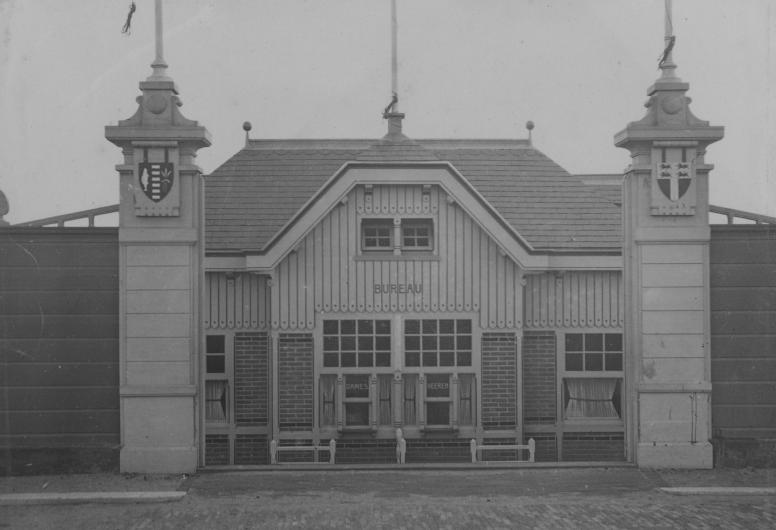 Speedwellstraat. De ingang van de zweminrichting in de Koushaven. 1912.