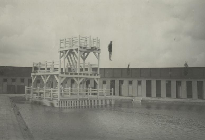 Het bassin voor mannen met duiktoren in het zwembad in de Koushaven. 1912.
