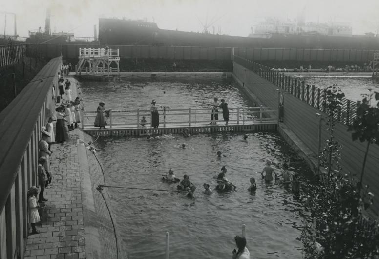 Het gedeelte voor meisjes (voorgrond) en dames (achterin) in de Koushaven. Op de achtergrond een schip op de Nieuwe Maas. 1913.