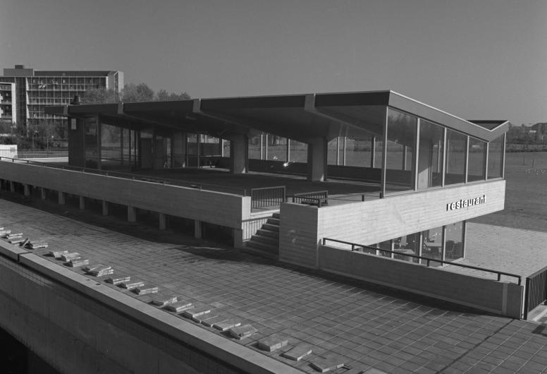 De tribune en het restaurant van zwembad De Plompert in aanbouw. 1969.