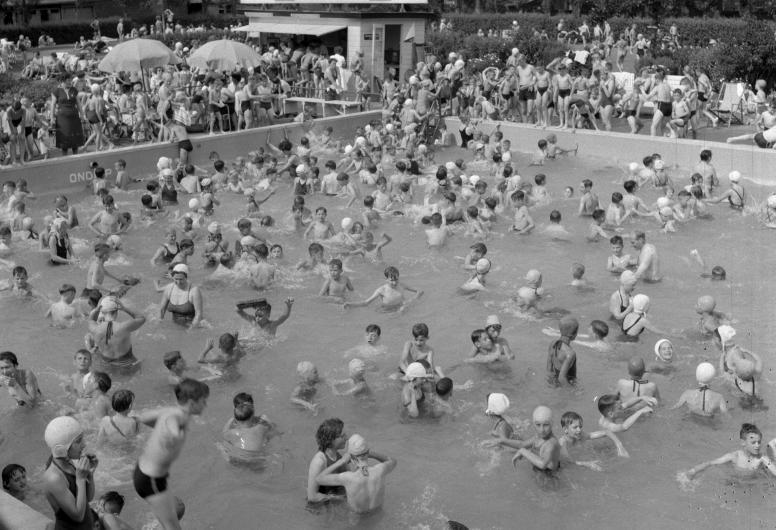 Drukte in het buitenbad van het Sportfondsenbad in de Van Maanenstraat. 1953