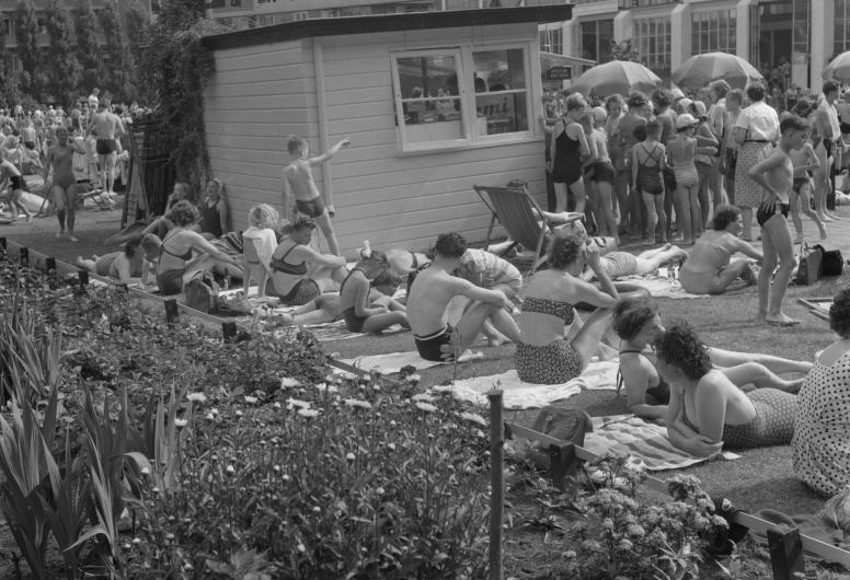De ligweide van het buitenbad van het Sportfondsenbad aan de Van Maanenstraat. 1953