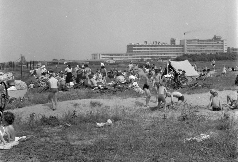 Tijdelijke recreatie in de Spaanse polder ter hoogte van de Schuttevaerweg en de Alblashaven. Op de achtergrond de Van Nellefabriek. 1953