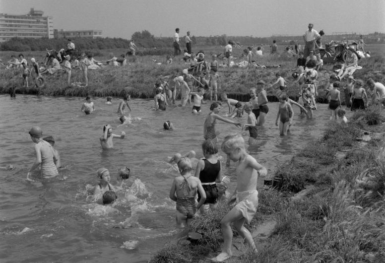 Tijdelijke recreatie bij de Alblashaven in de Spaanse polder, links de achterzijde van de Van Nellefabriek. 1953