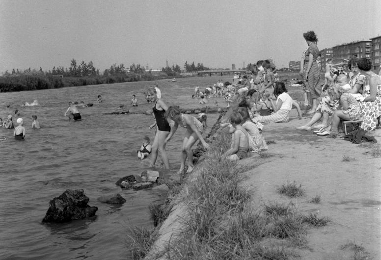 Zwemmen in het Noorderkanaal langs de Gordelweg ter hoogte van de Statenweg. 1953
