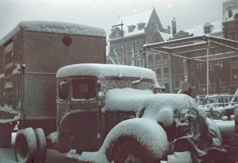 Vrachtwagen in de sneeuw op de Wijnhaven. Op de achtergrond de Grote Wijnbrug, 1939.