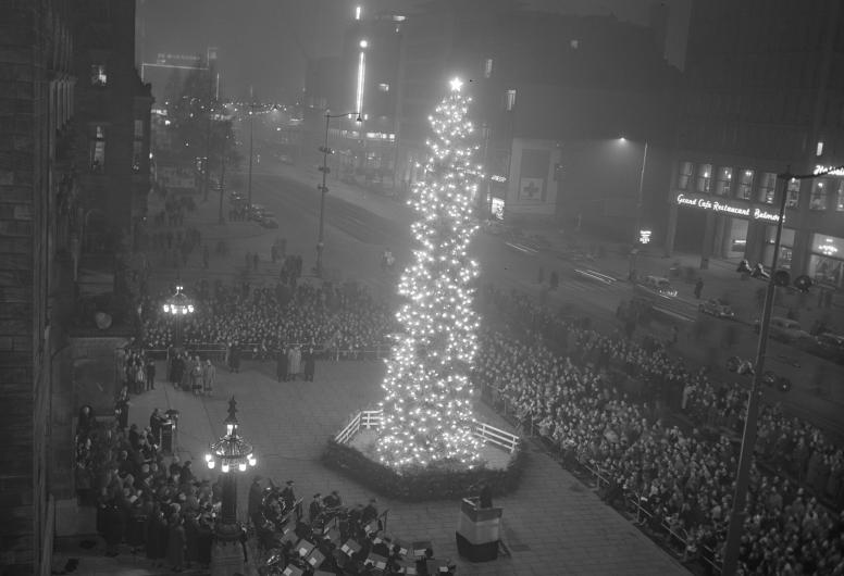 Noorse kerstboom voor het stadhuis in 1956. Collectie 4121. Documentnr. 304-1