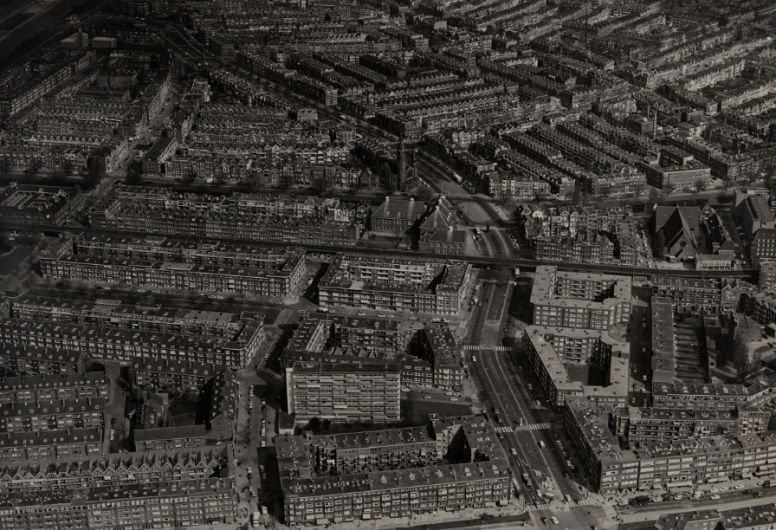 1970-107: Luchtopname van de woonwijken Bergpolder en Liskwartier, ter hoogte van de Bergselaan, met in het midden op de hoek van de Bergsingel de Bergsingelkerk. Op de voorgrond de Schieweg, verderop links de Berkelselaan, en op de achtergrond links het 