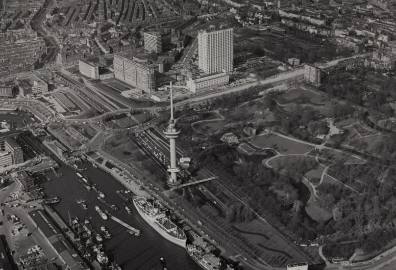 1971-672: Luchtopname van de Parkhaven, met rechts de Euromast en Het Park. Verderop links de Parksluizen, rechts daarnaast de rotonde bij de 's-Gravendijkwal (onder-boven), G.J. de Jonghweg (links) en de Westzeedijk (links-rechts) en daarachter het compl