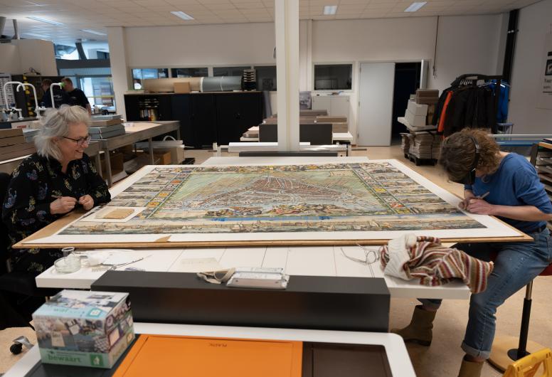 Miranda Demuijnck en Maaike Heemskerk met de Vou in het restauratieatelier.