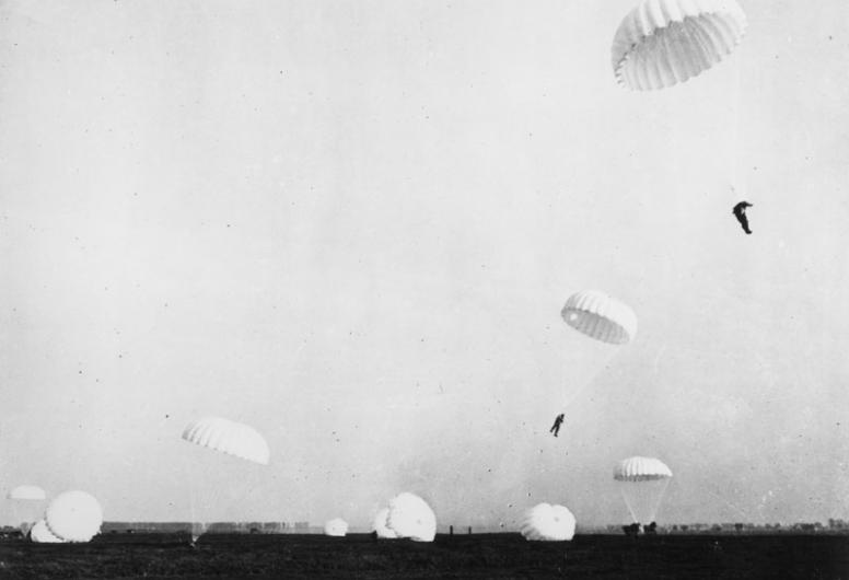 Oefening van Duitse parachutisten - Fallschirmjäger - bij Paderborn in Duitsland, 1939-1940. Foto Johannes van Rhijn. Collectie 4282, nr. 1968-251