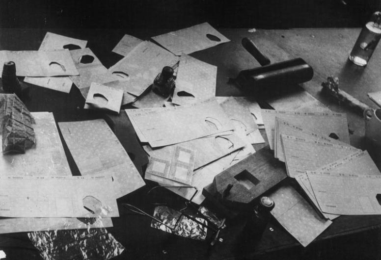 Apparatuur om persoonsbewijzen te vervalsen, 1941 - 1945. Foto Johannes van Rhijn. Collectie 4282, nr. 1977-3523.