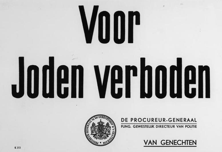 Mededelingenbord: Voor Joden verboden, ondertekend door de procureur-generaal bij het gerechtshof te 's-Gravenhage fung. gewestelijk directeur van politie: mr. R. van Genechten. Foto Johannes van Rhijn. Collectie 4282, nr. 1968-280