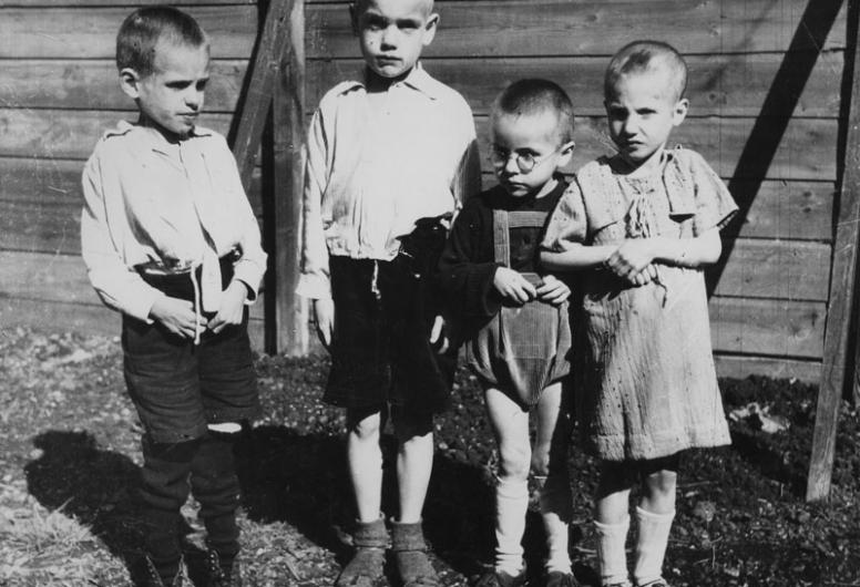 Vier kinderen uitgemergeld door gebrek aan voedsel tijdens de hongerwinter, 1944 - 1945.