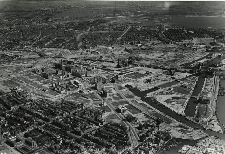 Luchtopname van de grotendeels kaalgeslagen stadsdriehoek,1946. Foto KLM Aerocarto. Collectie  4029, nr. PBK-1987-1222