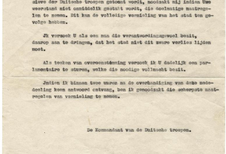 De Rotterdamse bevelhebber P.W. Scharroo en burgemeester P.J. Oud ontvangen op 14 mei 1940 een brief van de commandant van de Duitse troepen R.K.F Schmidt. In deze brief staat dat Rotterdam zijn verzet moet staken, anders zal de stad vernietigd worden.