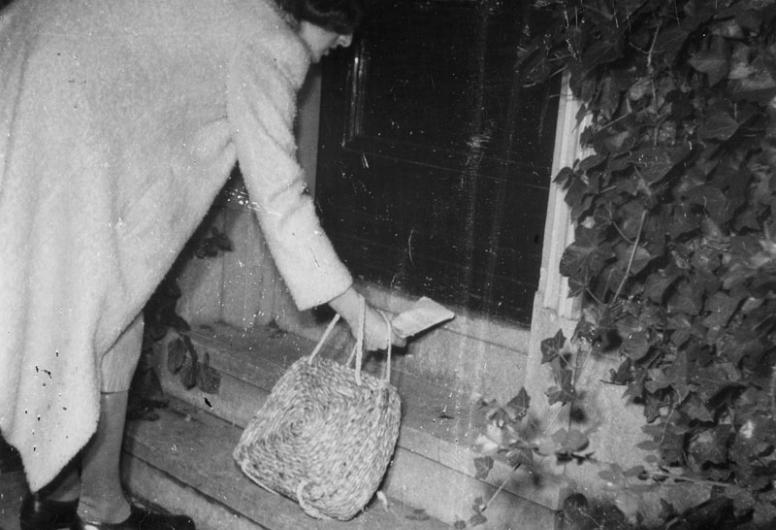 Koerierster die illegale bladen rondbrengt, 1941 - 1945. Foto Johannes van Rhijn. Collectie 4282, nr. 1977-3524