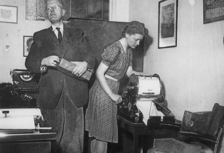 Illegale stencilmachine van het verzet, 1941 - 1945. Foto Johannes van Rhijn. Collectie 4282, nr. 1977-3533