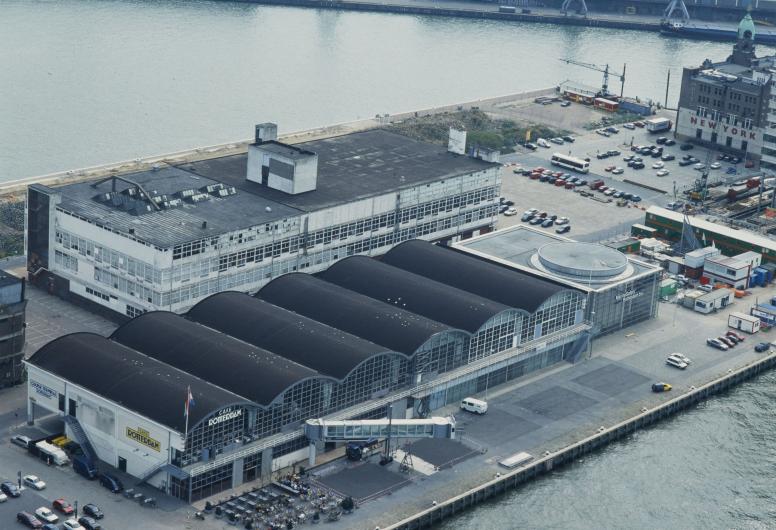 NL-RtSA_4166_FD-12481. Luchtopname van de Wilhelminapier met onder meer de Cruise Terminal (in gebruik als Café Rotterdam) en het gebouw Las Palmas. 2004.