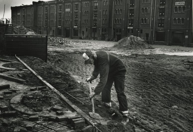 De eerste bouwwerkzaamheden nabij het Entrepotgebouw op de Kop van Zuid. 1993. NL-RtSA_4282_1993-3206