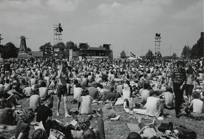 Festivalganger, Holland Pop Festival in Kralingen, juni 1970, NL-RtSA_4282_1970-1354
