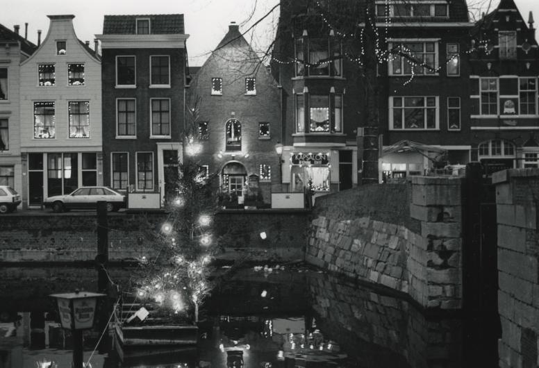 Kerstboom aan de Voorhaven in Delfshaven. Leunis Verlinde Wegener / De Persgroep. 1993 Collectie 4100  1993-3676