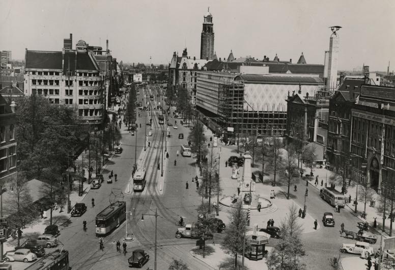 Gezicht op het Van Hogendorpsplein en de Coolsingel in noordelijke richting, 1939Nummer in collectie: NL-RtSA_4202_IX-629