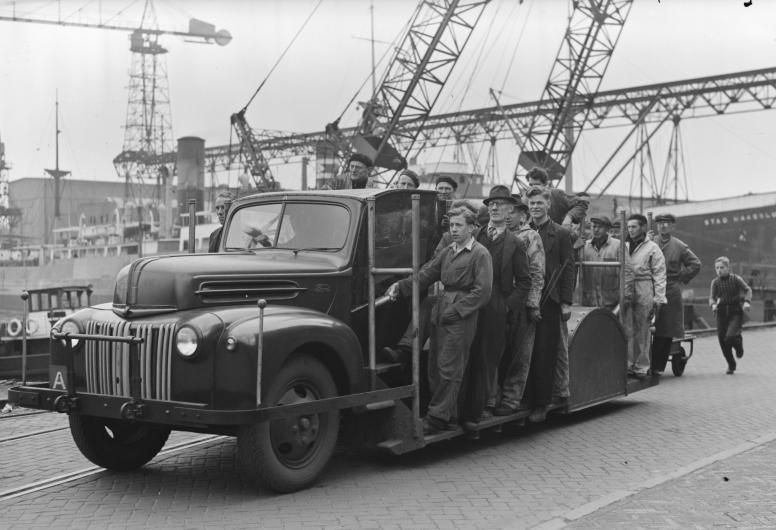 Een opstapwagen voor personeel bij de Rotterdamsche Droogdok Maatschappij, 1948Nummer in collectie: NL-RtSA_4181_RDM-12687