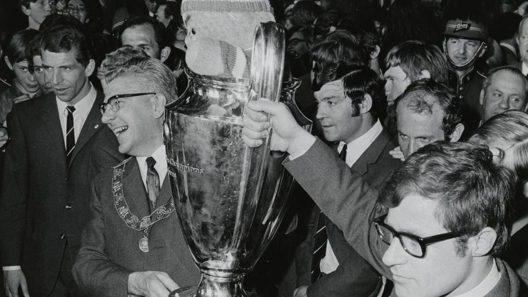 Burgemeester Thomassen en trainer Ernst Happel houden de Europacup 1 vast bij de huldiging van elftal op het stadhuis op 7 mei 1970. Fotograaf H. Vrijmoet, collectie 4282, nummer 725