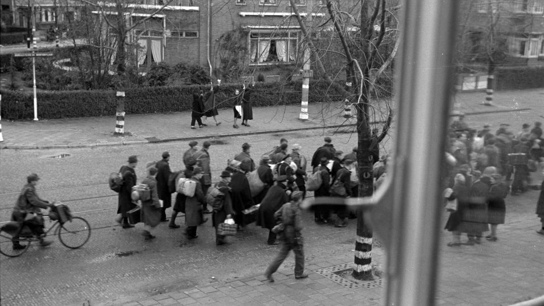 Opgepakte mannen bij de Razzia van Rotterdam op 10 november 1944 in Le Fèvre de Montignylaan in Hillegersberg. Collecite 4156, nr 03-01