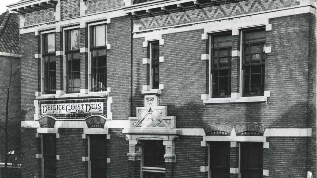 Vooraanzicht van Heilige Geesthuis