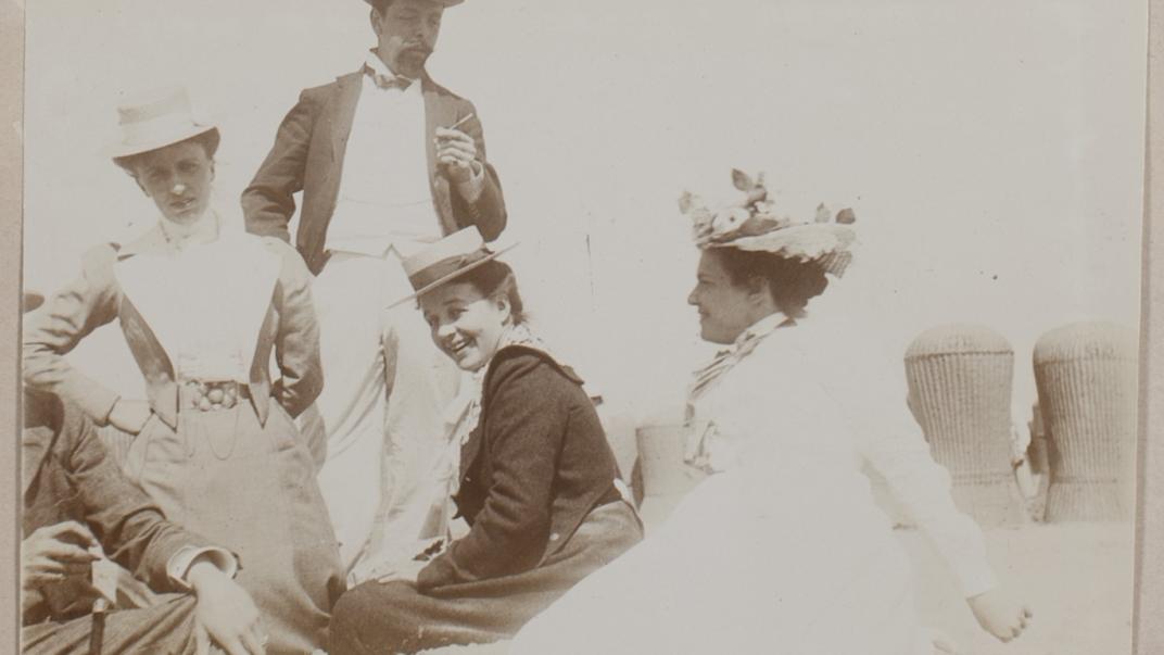 Op het strand. Foto: Sara Lydia Stahl-van Hoboken. Collectienr. 4145