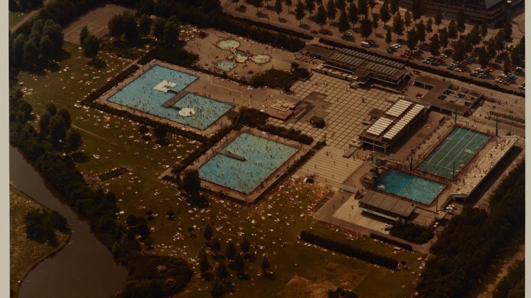Luchtfoto van Zwembad de Plompert
