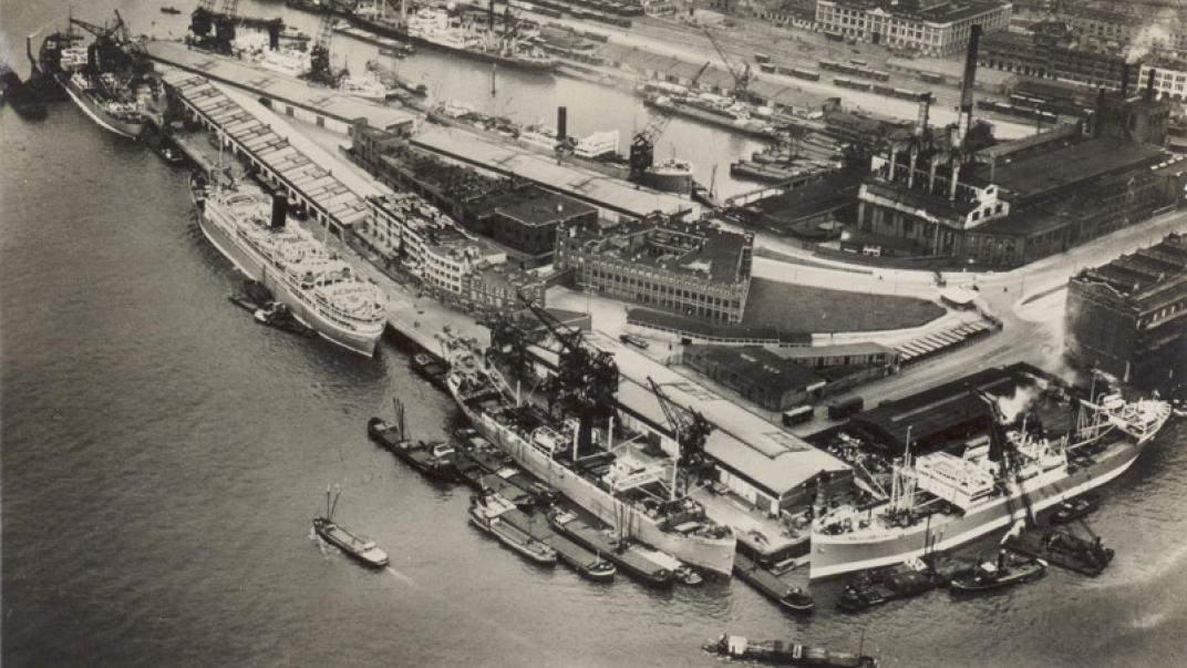 De loodsen en terreinen van de Rotterdamsche Lloyd aan de Lloydkade, gezien uit het oosten (1937). Collectie 4029, nummer 4006-01