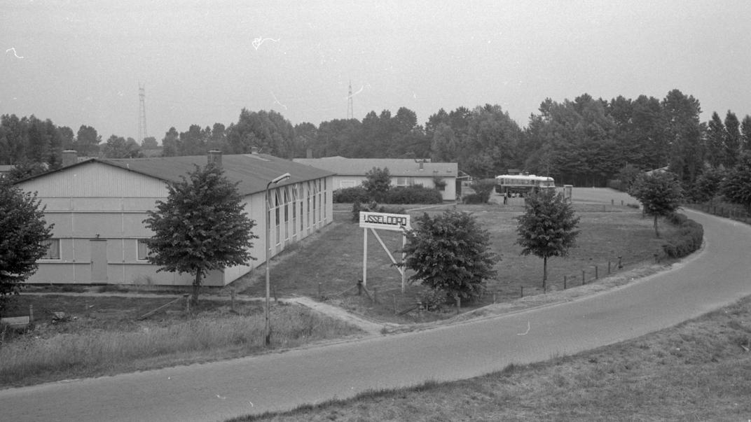 Houten woningen in IJsseloord (1970). Twee jaar later verhuizen veel Molukkers naar de Capelse nieuwbouwwijk Oostgaarde. Fotograaf Ary Groeneveld, Collectie 4121, nummer 6I-01