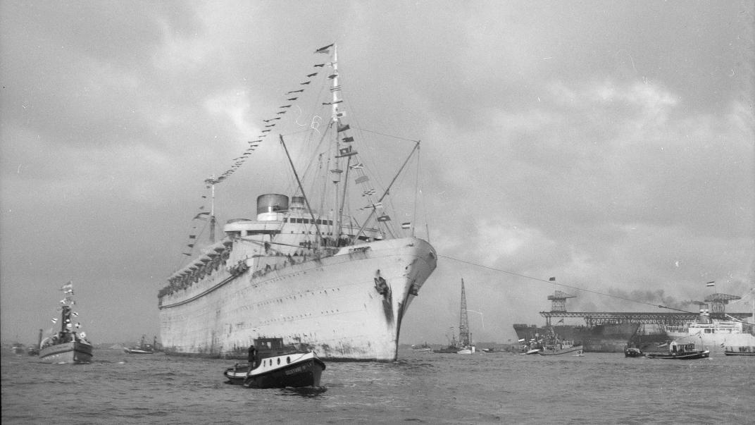 SS Nieuw Amsterdam vaart binnen. Collectie 4100, nummer 5206. Fotograaf Lex de Herder