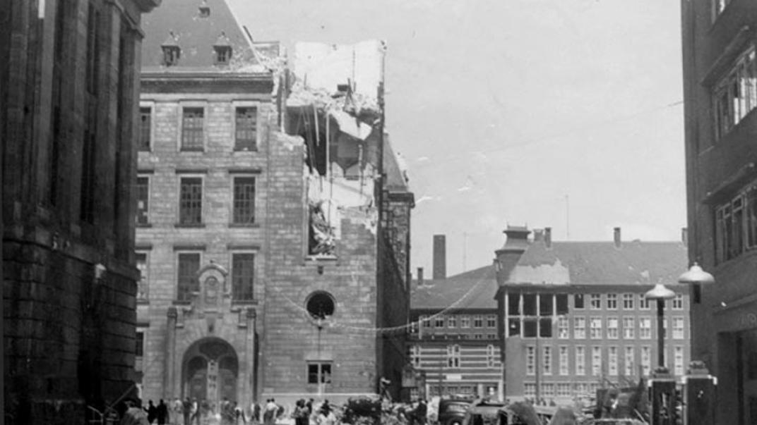 Gehavend stadhuis na het bombardement
