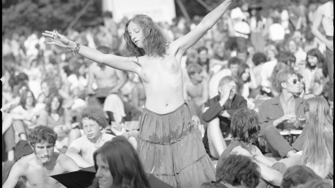 Bezoeker tijdens het Holland Pop Festival in 1970 danst halfnaakt